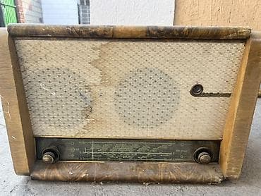 Виниловый проигрыватель-радиола советского образца в деревянном — 2