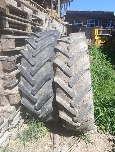 антипрокольная покрышка: Пара тракторных шин с выраженным елочным протектором. - Тип — 3