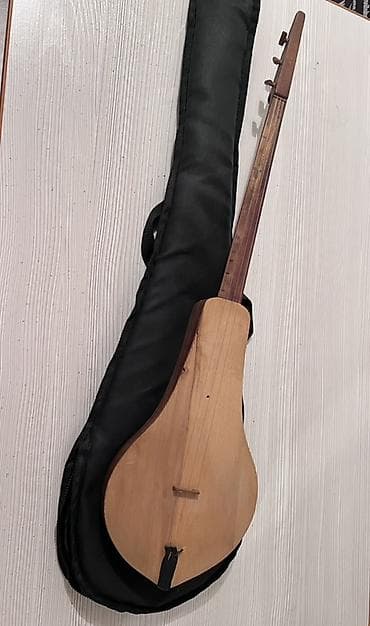 кыргызская: Продаётся красивый кыргызский комуз из натурального дерева Состояние — 1