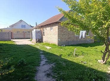 дом барачного типа: Дом с участком - Одноэтажный кирпичный дом с двускатной крышей — 2