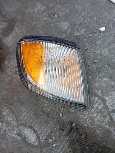 себе: Правый поворотник Subaru 2000 г., Б/у, Оригинал — 1