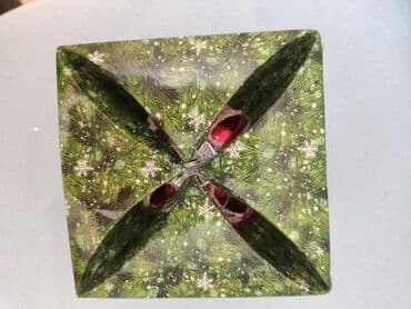 ёлка искусственная: Ёлочное украшение- ШАР. Сделан из стекла. Диаметр 10см. Производство — 3