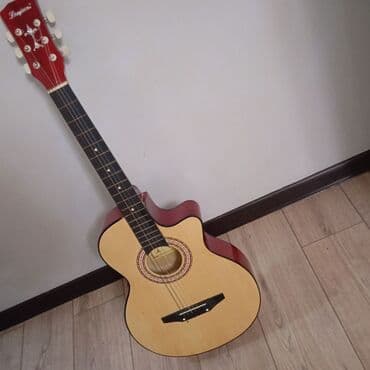 Гитары: Акустическая гитара шестиструнная отсутствует одна струна, но она — 4