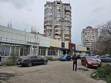 возле дороги: Сдаётся павильон. Жибек Жолу 218. рядом Компьютерный клуб, Швейных — 4