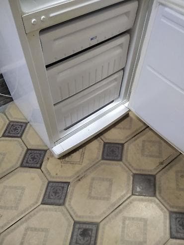 Соковыжималки: Холодильник двухкамерный, белый, с нижней морозильной камерой.ото — 1