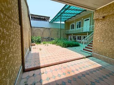 меняю дом: Продаётся просторный дом с закрытым двором и навесом. Основные — 1