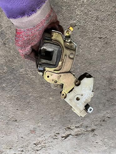 cefiro a32: Nissan Mistral Замок двери, Ниссан Мистрал Дверной замок . Сторона — 2