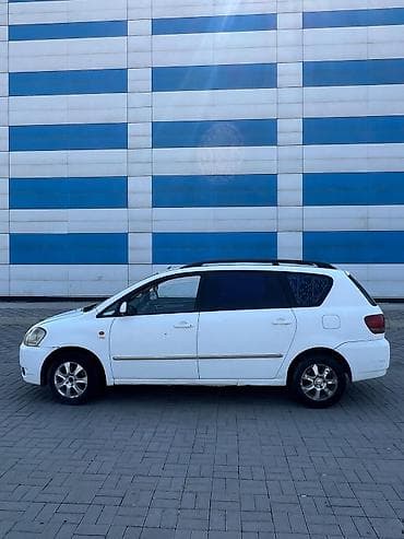 Toyota Avensis Verso: 2002 г., 2 л, Механика, Дизель, Минивэн — 1