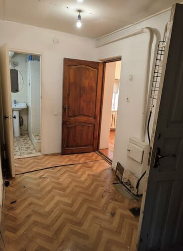 бишкек дом в аренду: Сдаю небольшой дом. 4 комнаты+кухня+душевая Аристон+прихожая. ТУАЛЕТ — 1