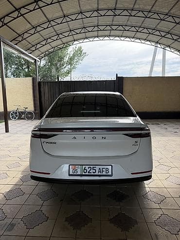 GAC: Aion S Plus — электрический седан белого цвета. Ключевые особенности — 4