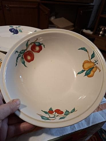 4 pot: Фарфоровый сервиз с фруктовым декором на 8 персон. Состав набора — 5