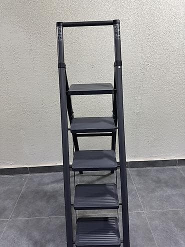 раскладной лестница: Складная стремянка с 5 широкими ступенями. - Материал: металлическая — 1