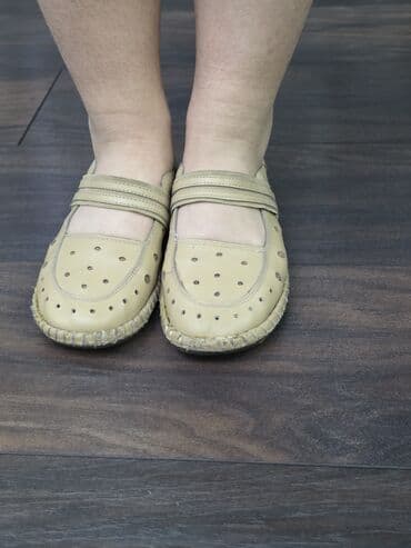 Женские туфли-лоферы бежевого цвета из натуральной кожи, отличного