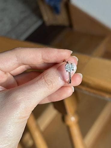 Золотые украшения: Элегантное обручальное кольцо с природным бриллиантом • Покупалось в — 7