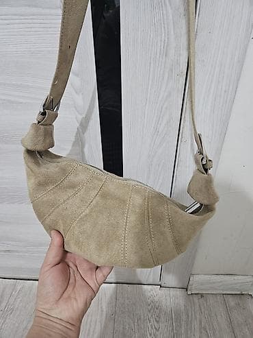 Сумка-хобо/бананка из замши, бежевый цвет. Полукруглая форма с at lalafo.kg Сумка-хобо/бананка из замши, бежевый цвет. Полукруглая форма с