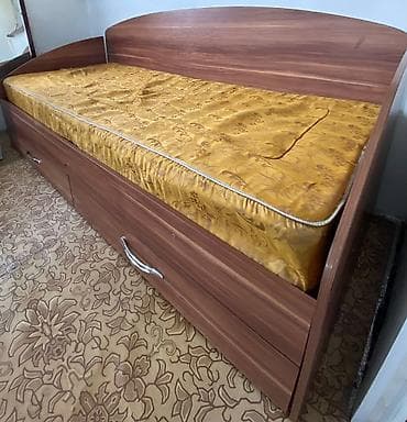 длиная: Односпальная кровать-диван с бортиками и выдвижными ящиками. - — 1