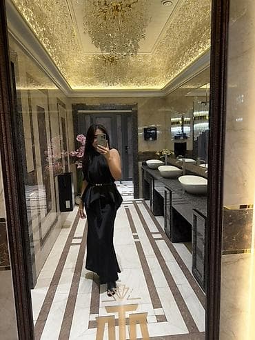 Элегантное чёрное вечернее платье без рукавов - Силуэт: приталенный