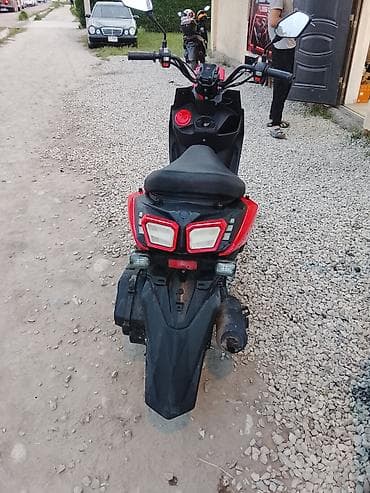 багажник мото: Скутер 50–150 см³ (класс «кроссовер»), красно‑чёрный Особенности: - — 3