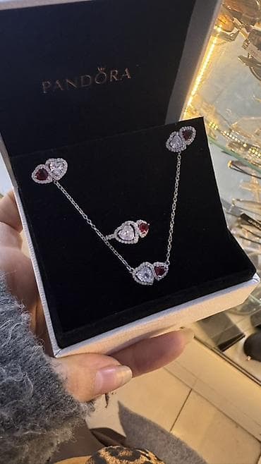 бархатное: Колье Pandora «Сердца» в фирменной коробочке. - Комплектность — 1