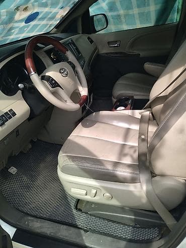 д 4: Toyota Sienna: 2011 г., Минивэн — 6