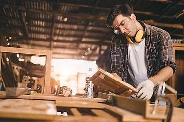 Жыгач уста керек Требуется опытный столяр есть все необходимые станки