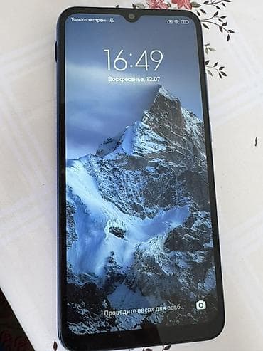 Смартфон Redmi (серия 9/10 уровня, с задней крышкой синего цвета и