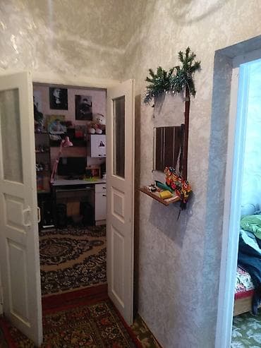 Аренда домов: Продаётся дом центр район площади, саманный, участок 4.8 соток, три — 4