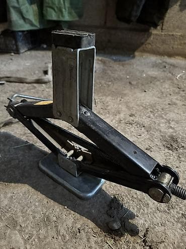 Автомобильный домкрат ножничного типа, предназначенный для подъема