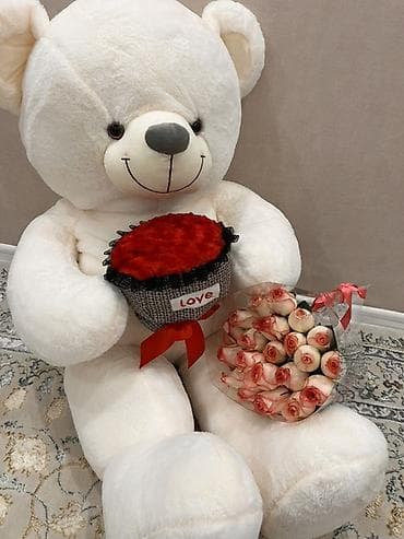 тойбосс курица: Большой мягкий плюшевый мишка белого цвета с доброй улыбкой. У мишки — 1