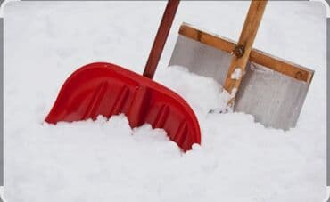 ремонт скутеров: Уборка территории от снега бригада рабочих со своими инструментами — 1