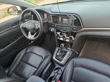 sprinter cdi: Белый 4-дверный седан класса C с динамичным профилем и покатой линией — 8