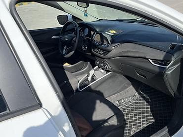 mersedes e: Chevrolet Onix: 2020 г., 1 л, Автомат, Бензин, Седан — 2