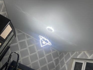 встраиваемые потолочные светильники: Натяжной потолок с точечными светильниками и трековой системой — 2