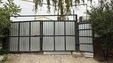 Распашные ворота: Распашные ворота и калитка из профнастила на металлическом каркасе — 3