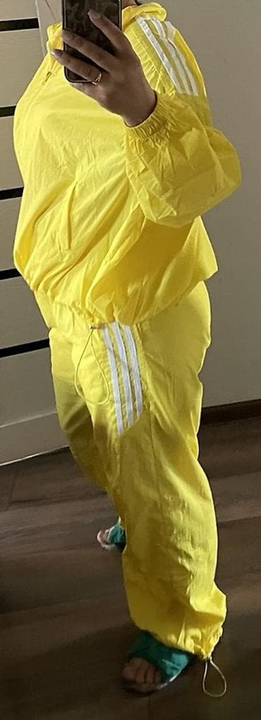 Яркий спортивный костюм-желтая ветровка + брюки. Размер оверсайс