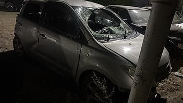 Toyota IST (XP60) серебристый, правый руль, 5‑дверный хэтчбек. Год — 4