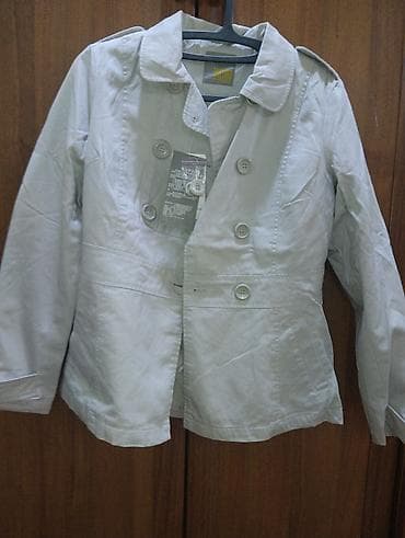 классика одежда: Женское укороченное двубортное пальто-тренч светло-серого/молочного — 1