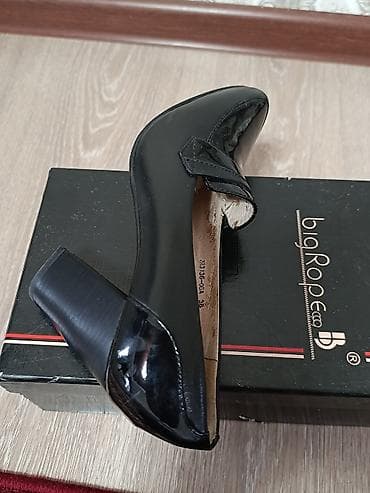 Кроссовки и спортивная обувь: Каждая пара по 600 сом, в отличном состоянии. Туфли женские, 2 пары — 2