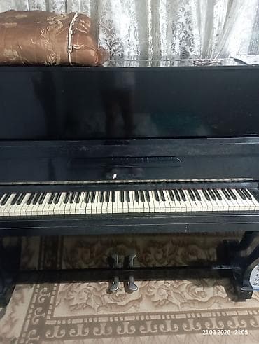 современный рояль: Пианино вертикальное, черное, классический акустический инструмент. - — 1