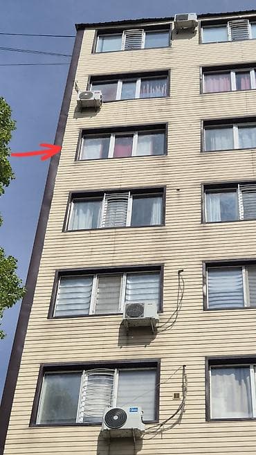 Окно 2 шт. б/у пластиковое трехстворчатое с открыванием по середине. -