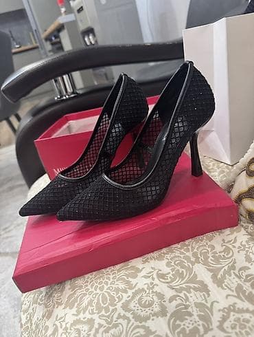 Женские туфли-лодочки на каблуке, цвет черный. - Заостренный носок