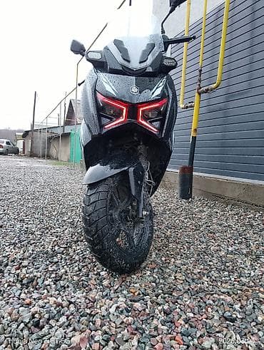 зеркала на мотоцикл: Скутер/макси-скутер с яркой Х‑образной светодиодной оптикой и высоким — 1