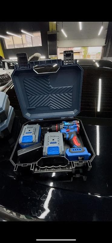 Аккумуляторный шуруповёрт/дрель в кейсе Комплектация: - Шуруповёрт с