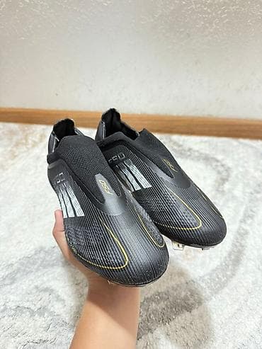 футболный бутцы: Футбольные бутсы F50 (шнурков нет, носок-эластичный). - Тип подошвы — 5