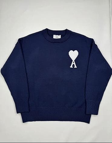 Темно‑синий свитер с круглым вырезом и вышитым контрастным логотипом в at lalafo.kg Темно‑синий свитер с круглым вырезом и вышитым контрастным логотипом в