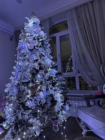 Искусственная новогодняя ель с густым заснеженным покрытием и — 3