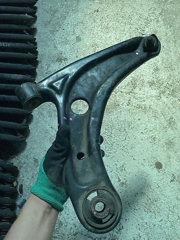 Передний нижний рычаг подвески Honda Fit(трёхлучевой, штампованный