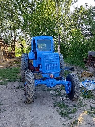Трактор колесный, с кабиной, окраска сине-голубая. Основные