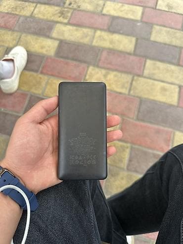 Внешний аккумулятор (power bank), компактный и тонкий, в чёрном