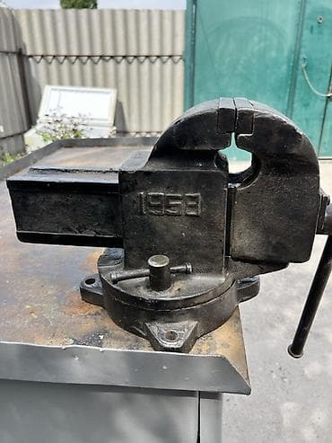 СлесарныеСССР тиски на поворотном основании - Массивная литая